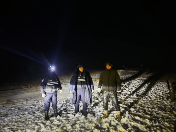 民警王刚、晨光和都古日嘎日布