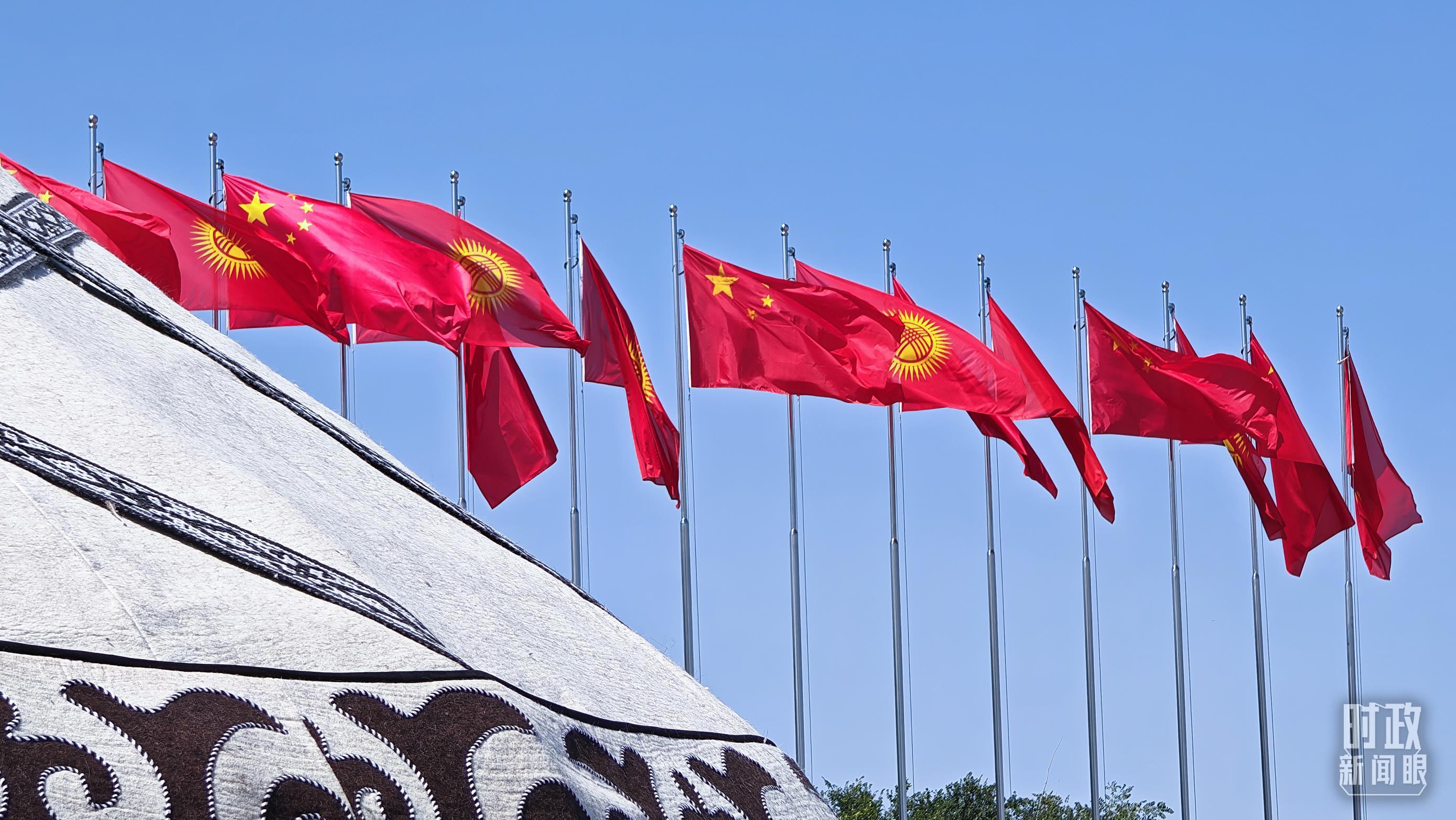 △玛纳斯国际机场上空飘扬的中吉两国国旗。(总台央视记者郭鸿拍摄)