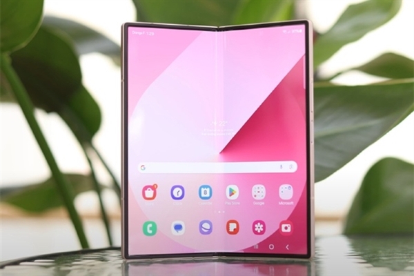 安卓首款阔折叠屏来了！三星打造 剑指苹果iPhone Fold