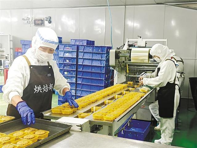 在河北天绿食食品有限公司生产车间，工人正在打包月饼。 通讯员 万倩 摄
