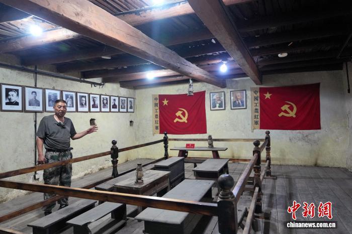 图为芦花会议会址第四代守护人彭初介绍会址情况。记者 安源 摄