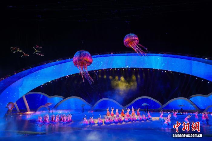 4月22日晚，　第六届亚洲沙滩运动会开幕式在三亚亚沙公园举行。　图为开幕式上的海洋元素文艺表演，　充气水母“游”进演出现场。(第六届亚洲沙滩运动会组委会 供图)