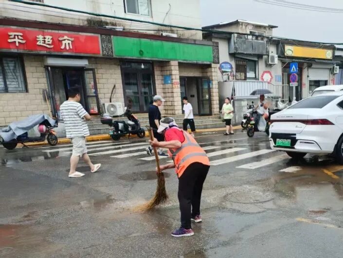 广宁街道清扫道路积水