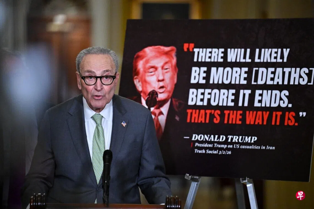 美国参议院少数党领袖舒默指责特朗普总统将美国卷入一场大多数民众反对的战争。(图源:彭博社)