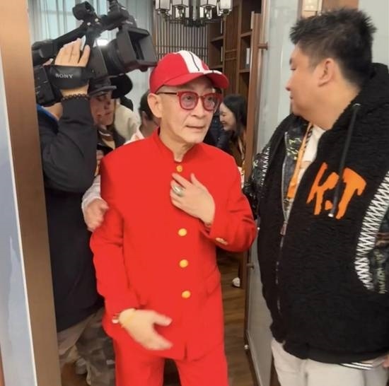 六小龄童签名现场太热闹!用俺老孙来也开场