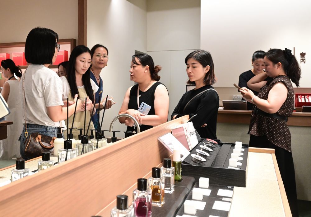顾客在福建厦门万象城二期一家品牌的福建首店进行体验。新华社记者 林善传 摄