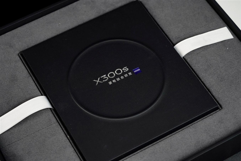 天玑9500搭配蔡司影像 vivo X300s手机全面评测:省心耐用的直屏主力机