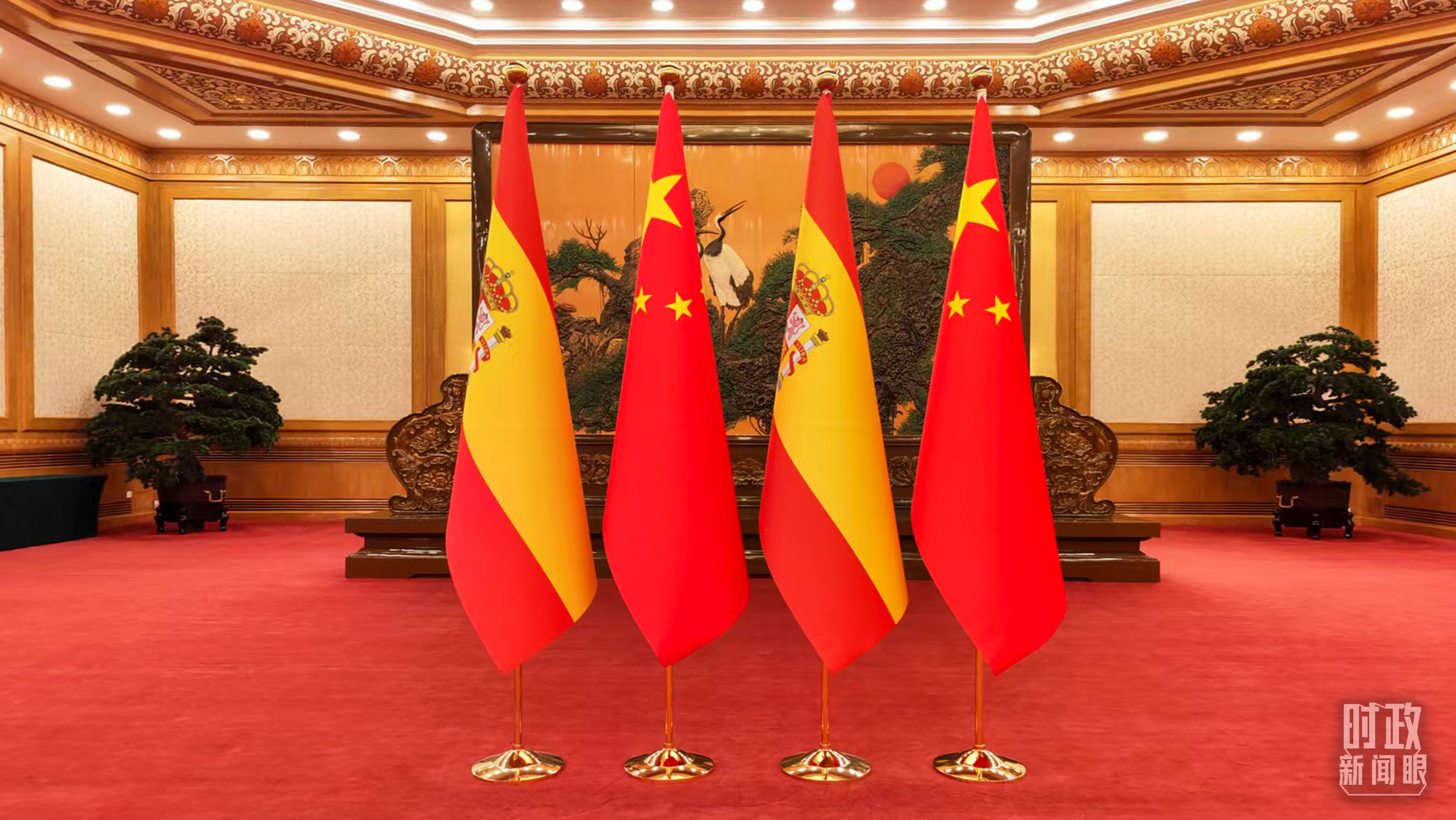 △会见现场摆放的中西两国国旗。（总台央广记者马喆拍摄）