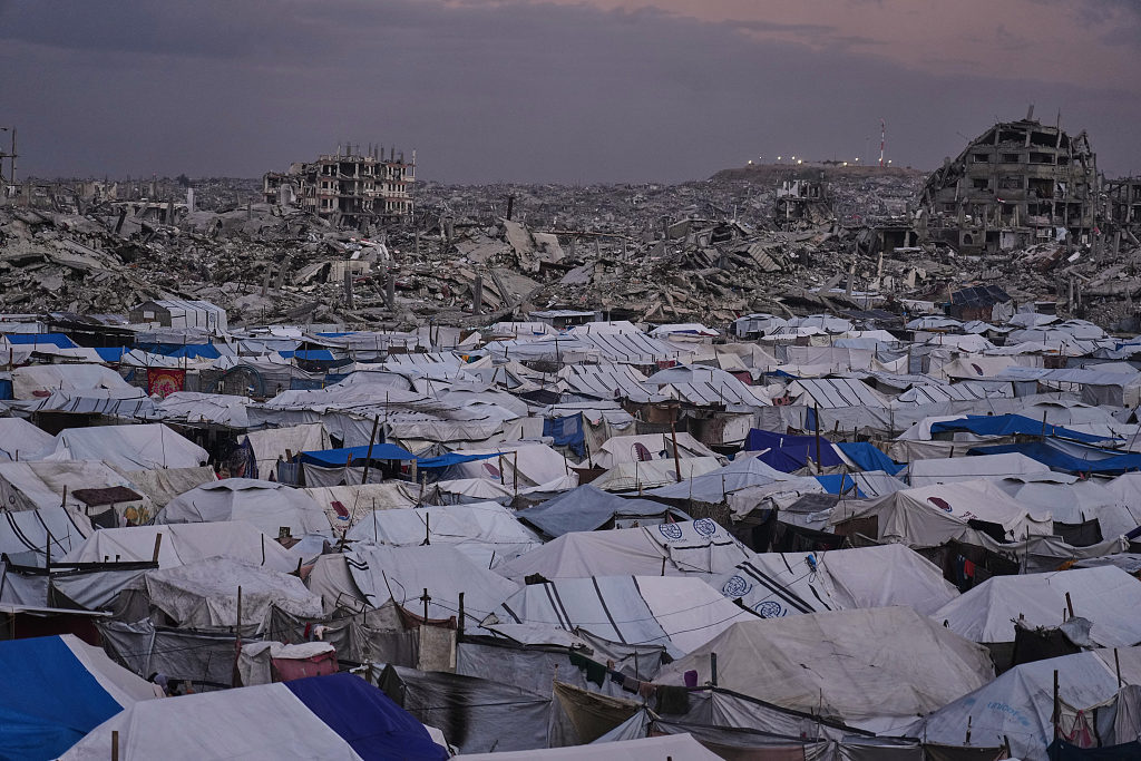 当地时间2026年1月14日,加沙城泽图恩社区,一个帐篷营地。视觉中国 图