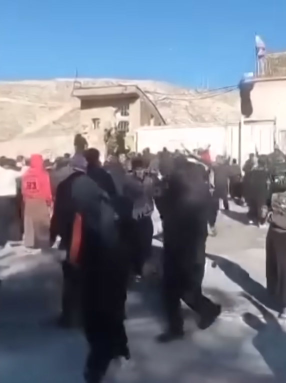 伊朗伊拉姆省马勒克沙希的示威人群 视频截图