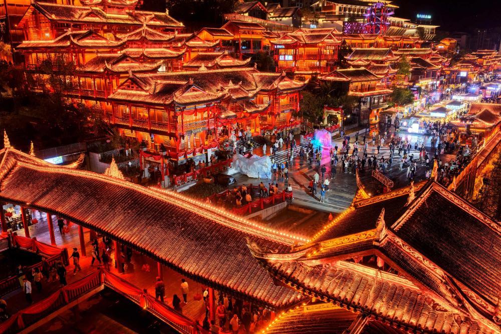 10月3日晚,游客在湖北省宣恩县城兴隆老街赏景游玩(无人机照片)。 新华社发(宋文摄)
