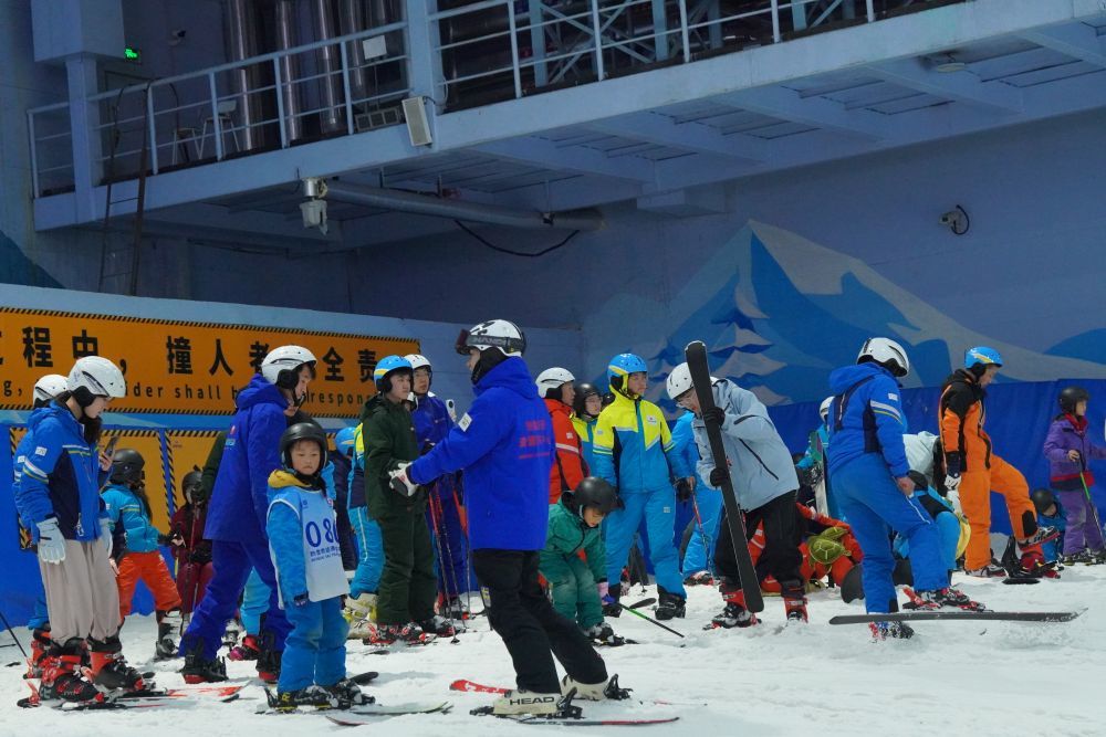 昆明热雪奇迹室内滑雪场雪道上的爱好者↑