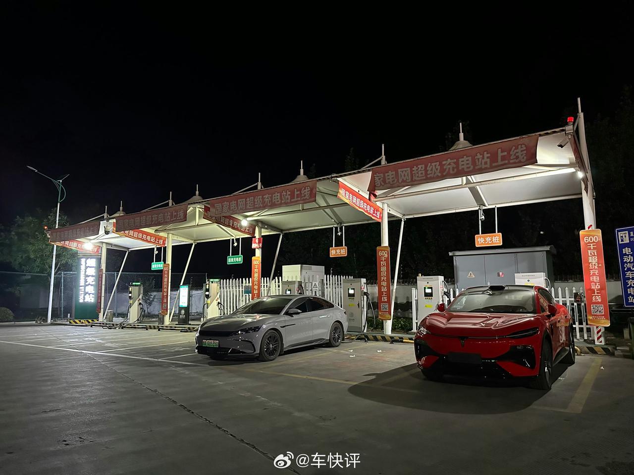 10月5日晚上22点半，京港澳高速原阳服务区深圳方向充电的车辆很少，