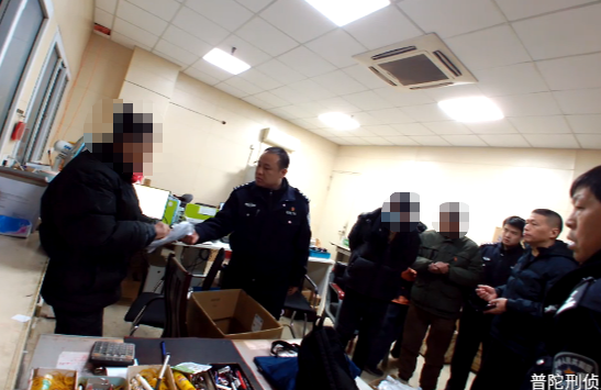 民警对涉案厂房开展调查