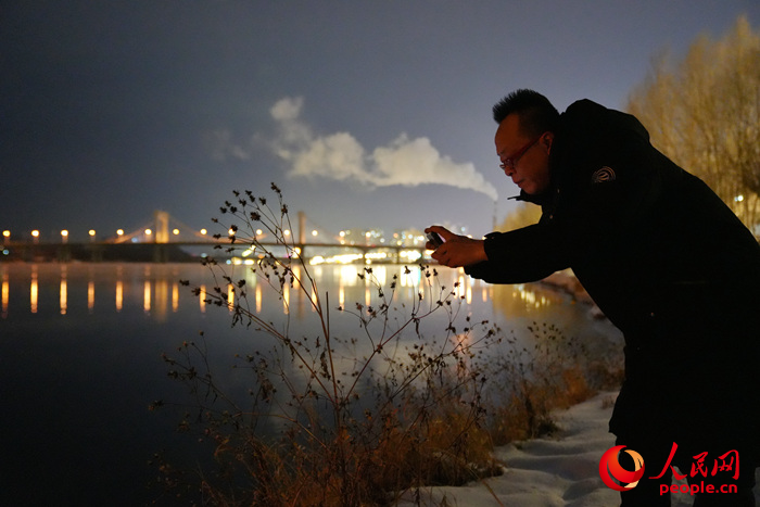赵阳在松花江畔观测雾凇。人民网记者李洋摄