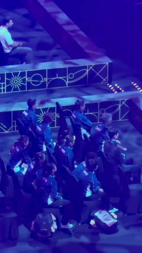 最后几球的国乒领导和队员 坐下-起立-捂脸-坐下-起立-欢呼