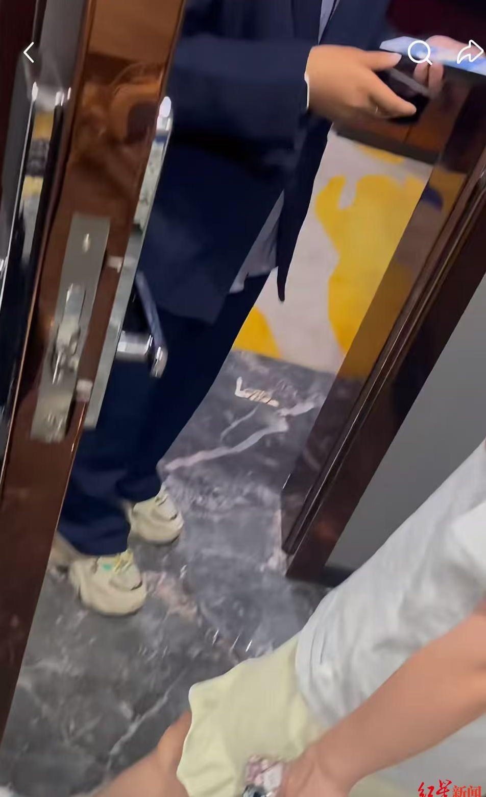 ▲事发后酒店工作人员上前处理