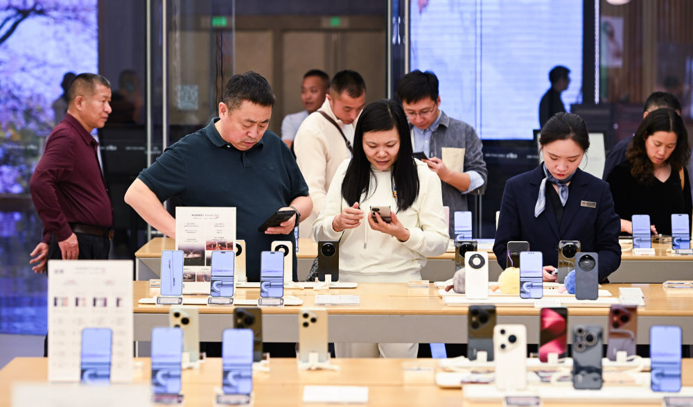 2025年12月18日起,海南自由贸易港正式启动全岛封关。这是封关当日,顾客在海口国际免税城购物。