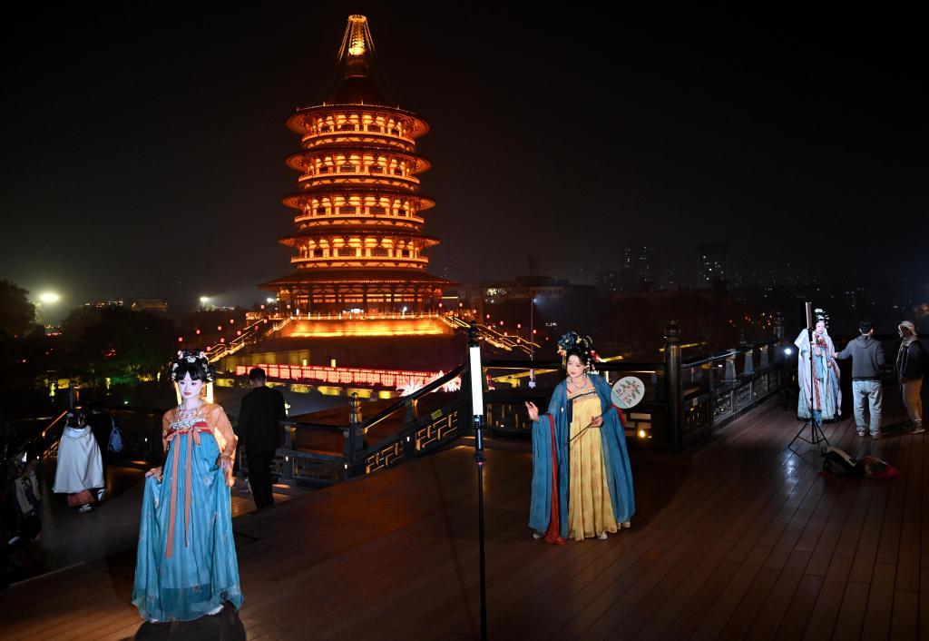 身着传统服饰的游客在河南省洛阳市明堂天堂景区拍照。新华社记者李嘉南 摄