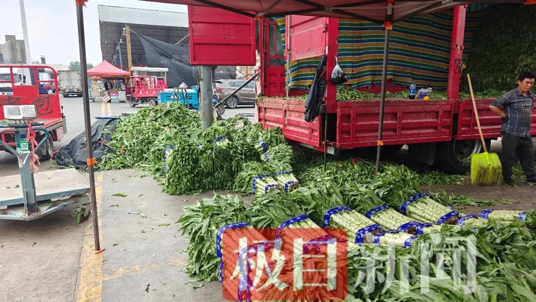 正在销售的莴笋(极目新闻记者 陈洋洋摄)