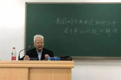 91岁的高铭暄为学生授课