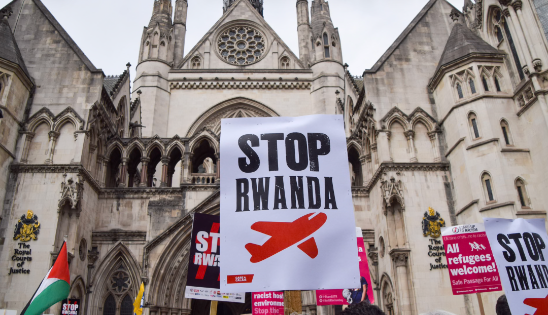 ◆2022年9月,民众抗议英国政府与卢旺达达成庇护移民安置协议。