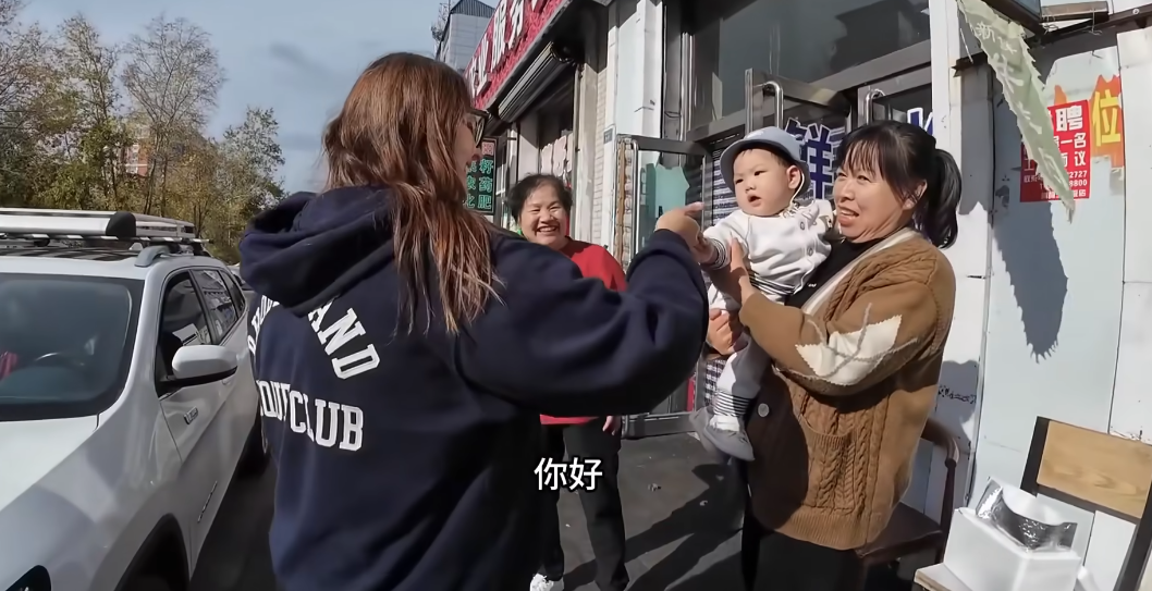 英国博主Paige（左一）与中国小宝宝互动