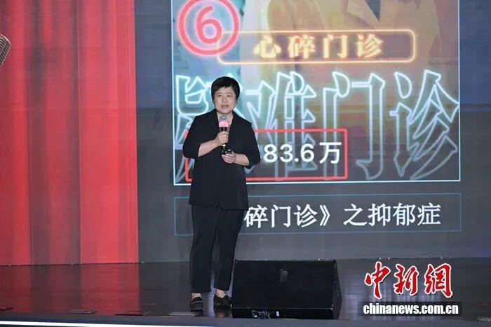 图为深圳市卫生健康委宣传处负责人王岭进行内容分享,主题为《新媒体传播如何更有 “活人感”》。李太源 摄