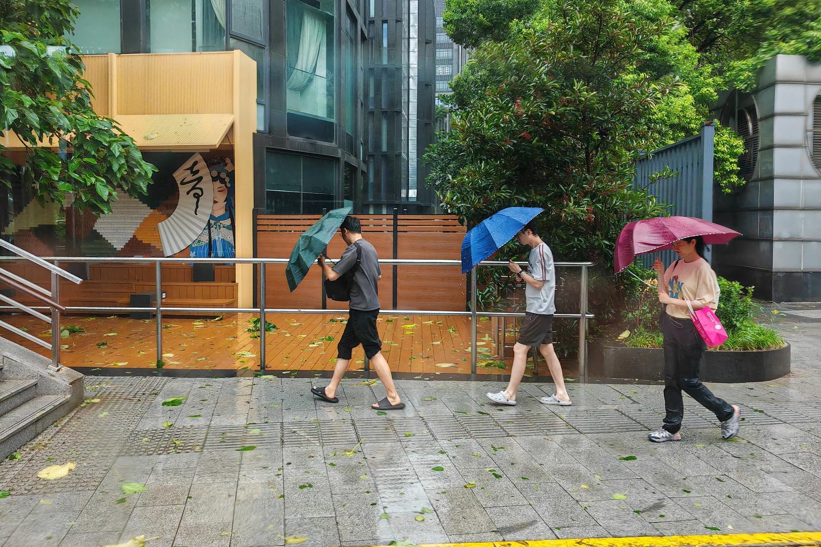 台风「白海豚」疯狂倒水，上海内涝严重，地铁多条线路停运，你的出行和生活受影响了吗？今天有居家办公吗？