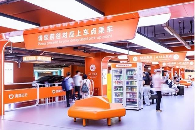 图为：北京大兴机场的网约车专属上客区，不仅有舒适的等候区，还有引导员为海内外游客提供帮助。