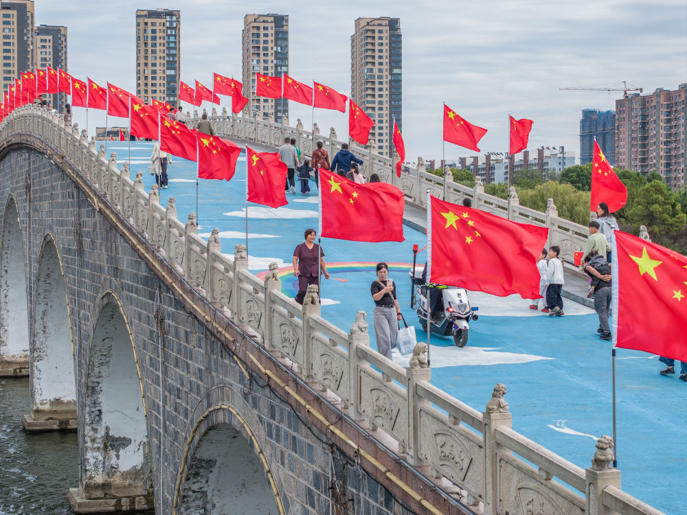 10月1日，市民在江苏省连云港市东海县西双湖国家湿地公园游玩。新华社发（邵光明摄）