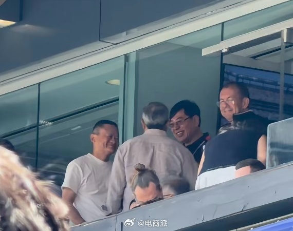 马云现身世界杯决赛看台 和联想杨元庆轻松闲谈
