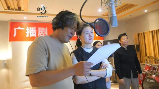 配音演员现场配音