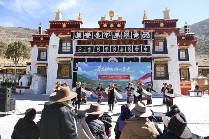 3月16日,西藏山南市乃东区门中岗社区村民身着盛装,按照传统习俗,手捧青稞酒,在雍布拉康宫殿脚下的西藏“第一块农田”举行春耕仪式,播下今春第一粒种子。图为西藏山南市乃东区门中岗社区村民在春耕仪式前煨桑。