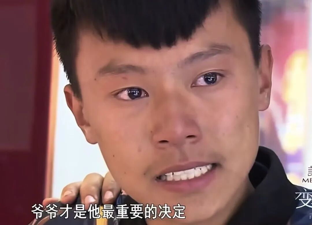 ▲王晨正含泪当掉金项链。图源/节目画面截图