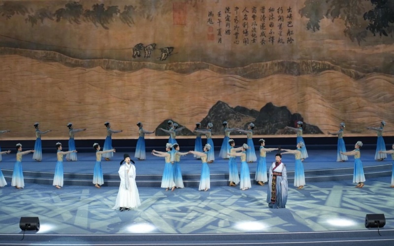 《轻舟已过万重山》节目“李白”遇见“屈原”,诗词在长江畔回响。主办方供图