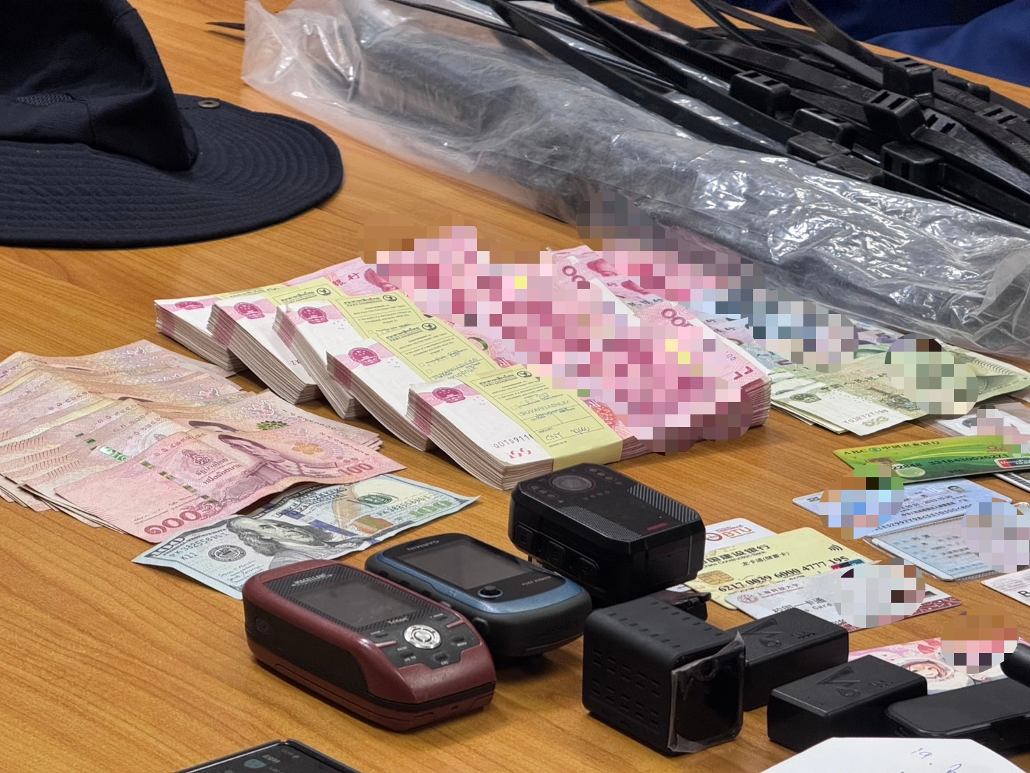 △警方从谢先生前妻男友行李上查收的多项物品。