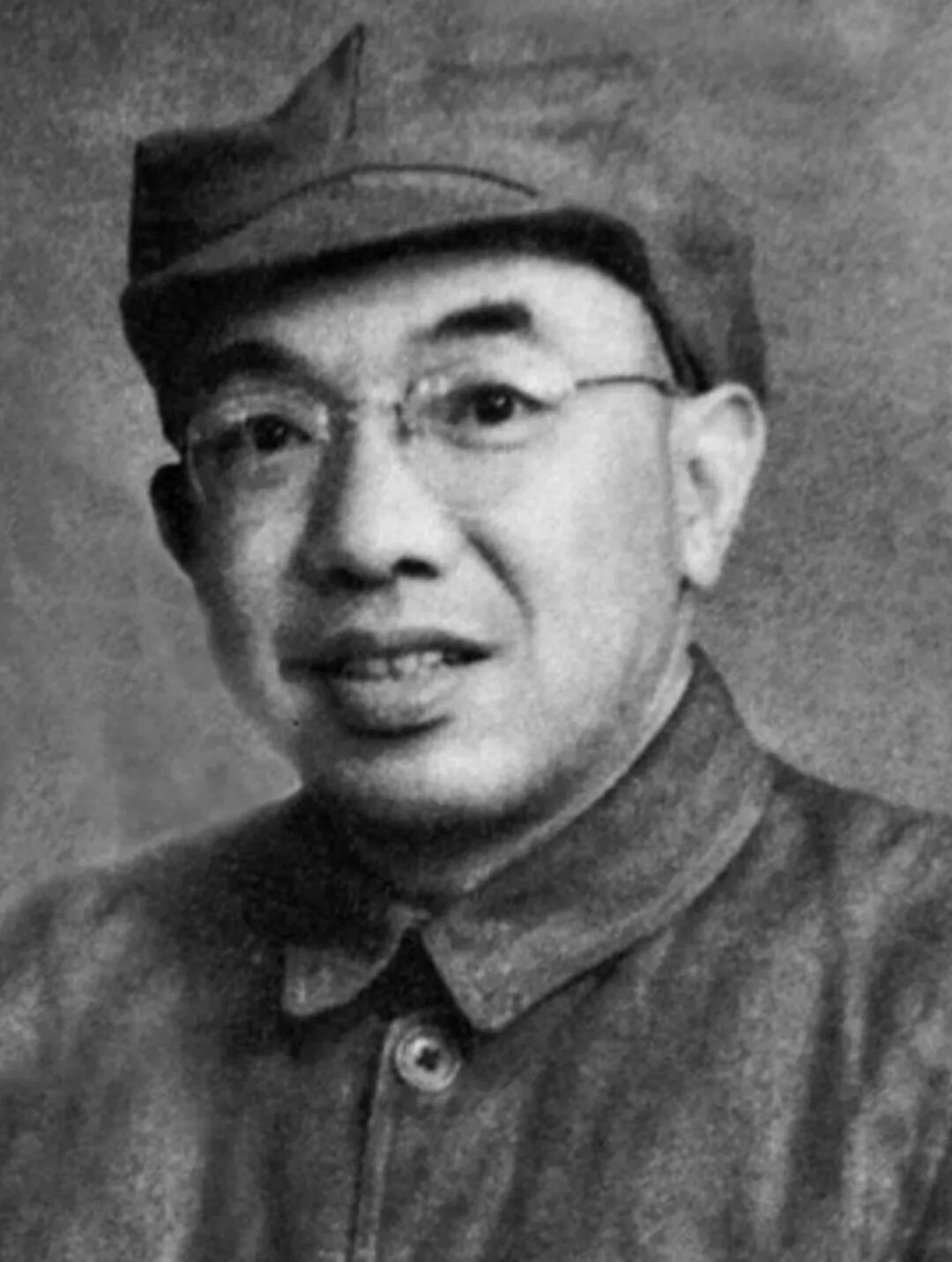 曾希圣(1904—1968),湖南资兴人。1924年考入黄埔军校第四期,参加北伐,后赴苏联学习;1927年加入中国共产党,从事兵运、地下谍报工作。红军“破译三杰”之一,周恩来评价他是情报工作“创业的人”。