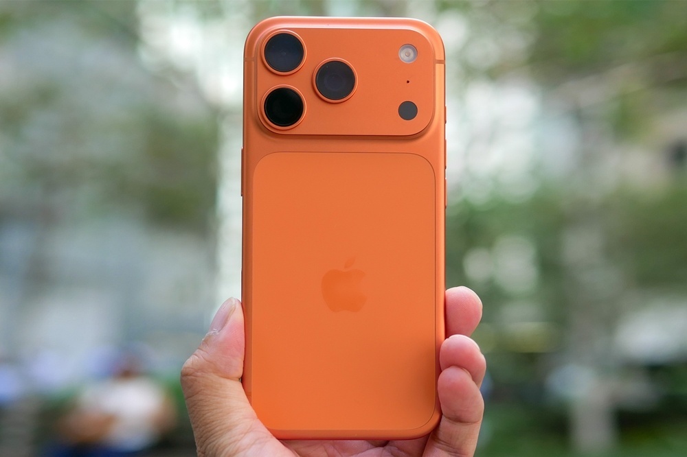 【苹果客服回应iphone17pro下架】据中新经纬报道，9月10日