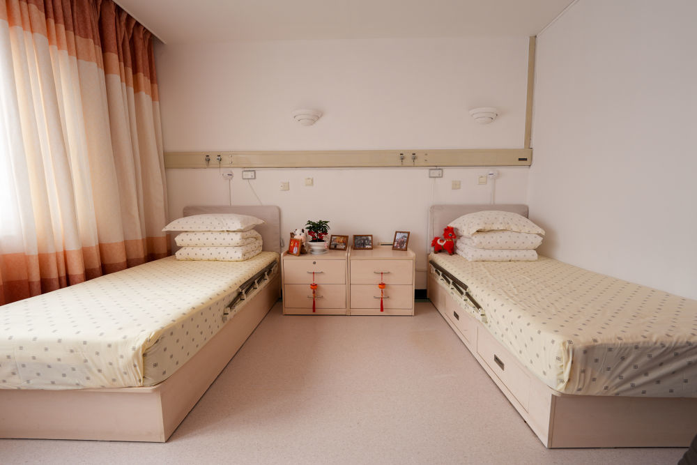 2月10日拍摄的银龄老年公寓房间内陈设。