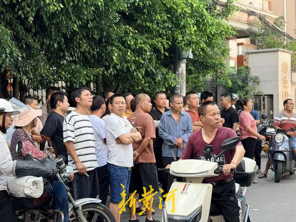 10日上午,附近的居民正在现场附近聚集讨论