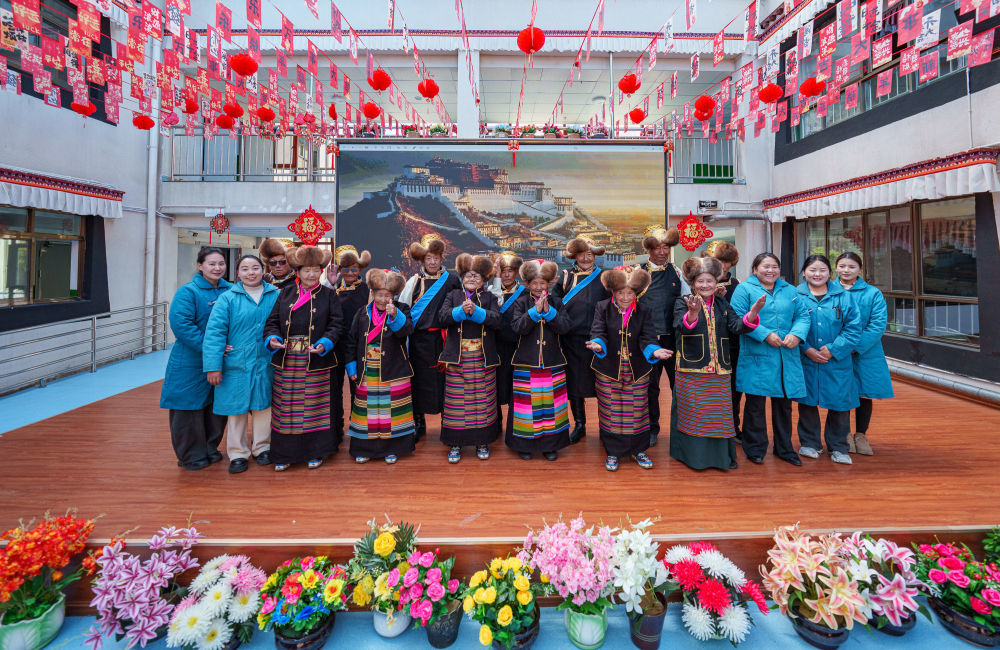 次德吉（前排右七）和部分山南市桑日县特困人员集中供养中心老人合影（3月25日摄）。