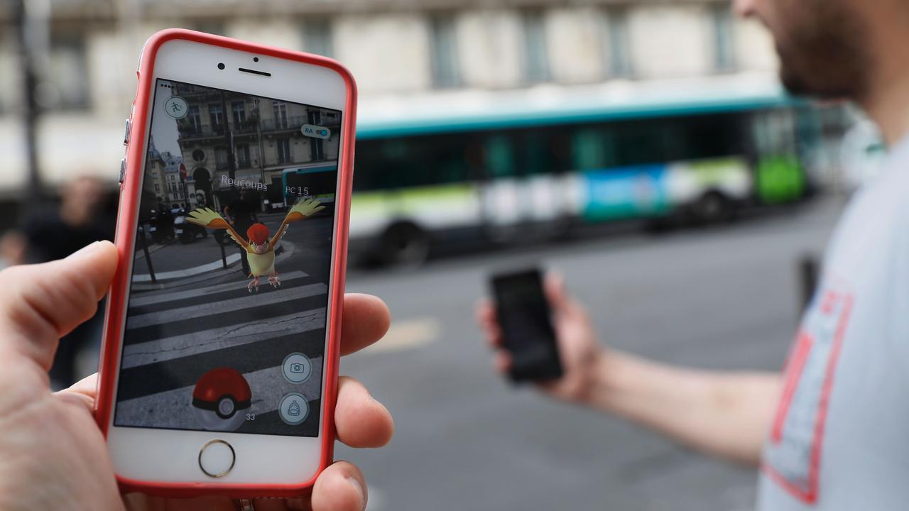 手机游戏“Pokemon Go”,一款现实增强(AR)宠物养成对战类手游