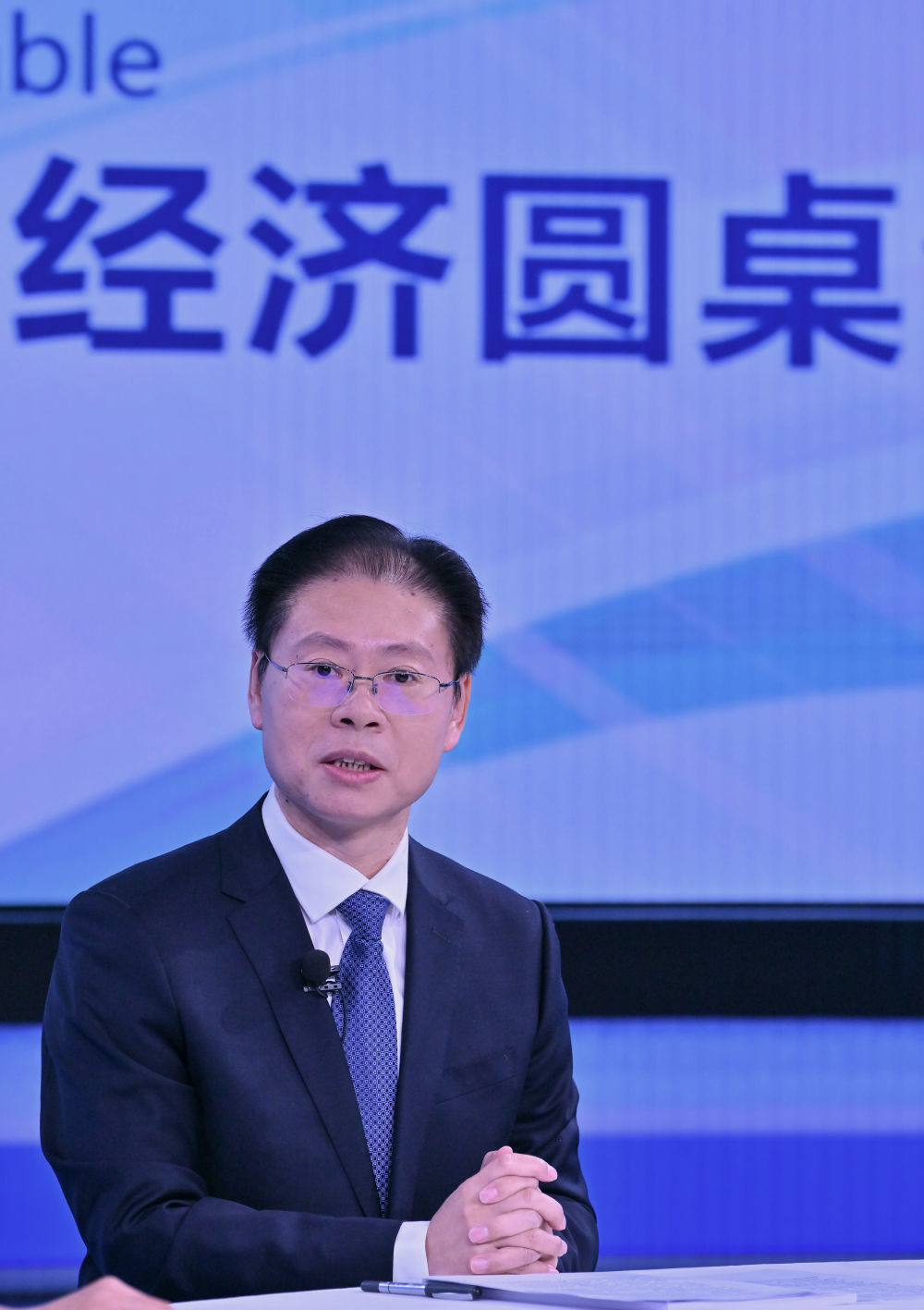 国务院研究室社会司司长刘日红在第二十八期“中国经济圆桌会”大型全媒体访谈节目录制现场发言。新华社记者 孙瑞博 摄