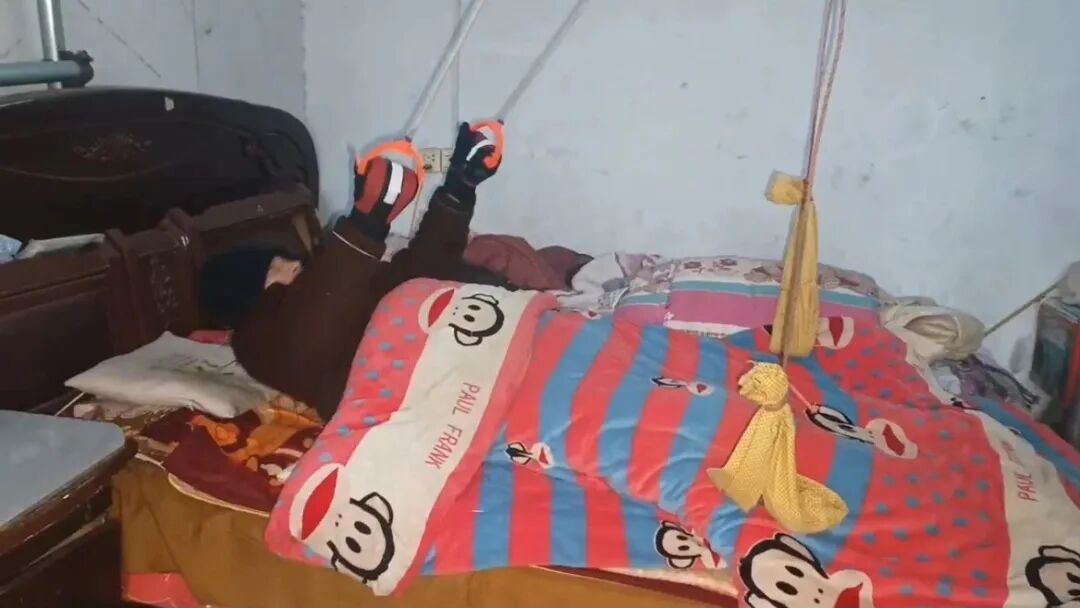 接触脑机接口之前,董辉在家进行康复训练 / 受访者供图