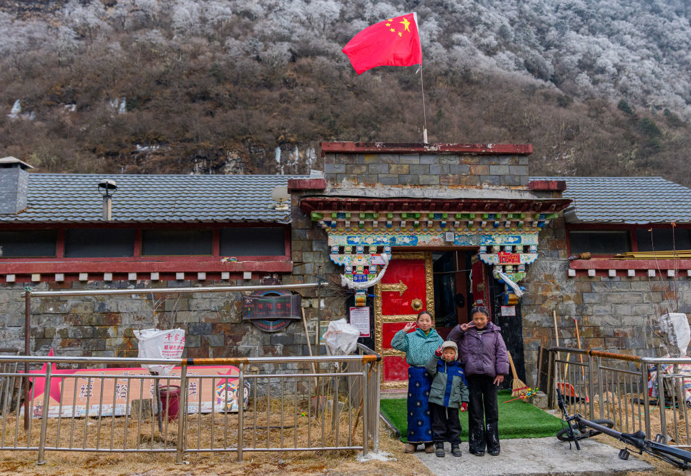 年2月5日，玉麦乡的小朋友在家门口合影。新华社记者 丁增尼达 摄