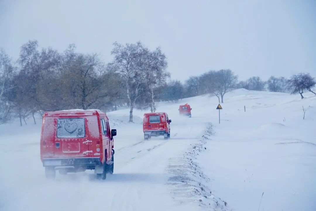 △乌兰布统的雪中车队。(图/IC Photo)