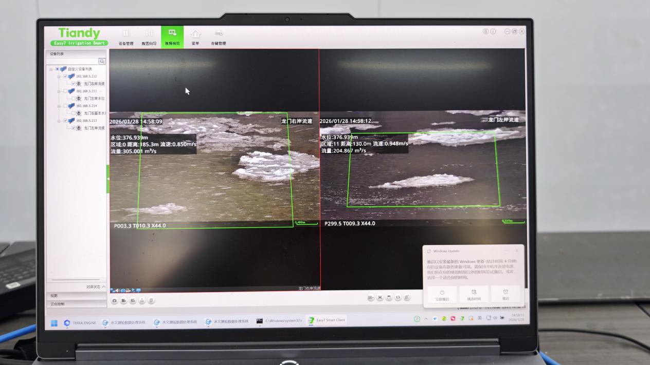 视频影像测流系统拍摄画面在指挥中心电脑上实时显示数据(记者江晓晨 摄)