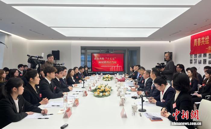 3月13日，全国两会港区人大代表、政协委员与内地高校港生座谈会在北京举行。黄欣欣 摄
