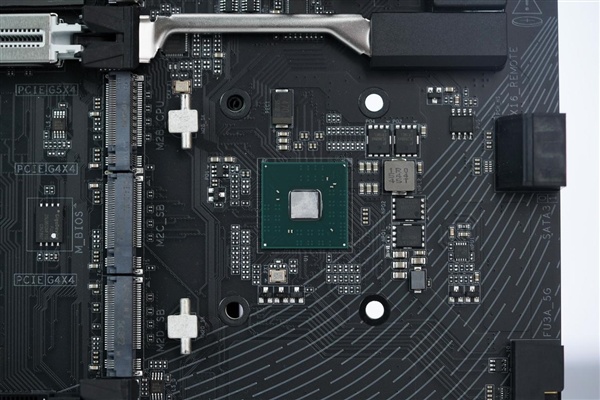16+2+2相供电 配4路M.2!技嘉B850 AORUS ELITE X3D图赏